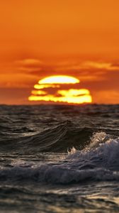 Preview wallpaper sea, ocean, waves, sunset, sun, evening