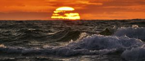 Preview wallpaper sea, ocean, waves, sunset, sun, evening