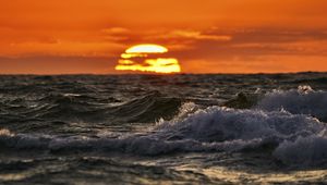 Preview wallpaper sea, ocean, waves, sunset, sun, evening