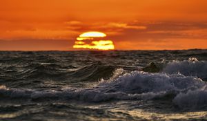 Preview wallpaper sea, ocean, waves, sunset, sun, evening