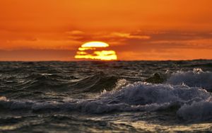 Preview wallpaper sea, ocean, waves, sunset, sun, evening