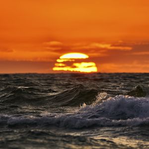 Preview wallpaper sea, ocean, waves, sunset, sun, evening