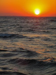 Preview wallpaper sea, ocean, waves, sun, sunset