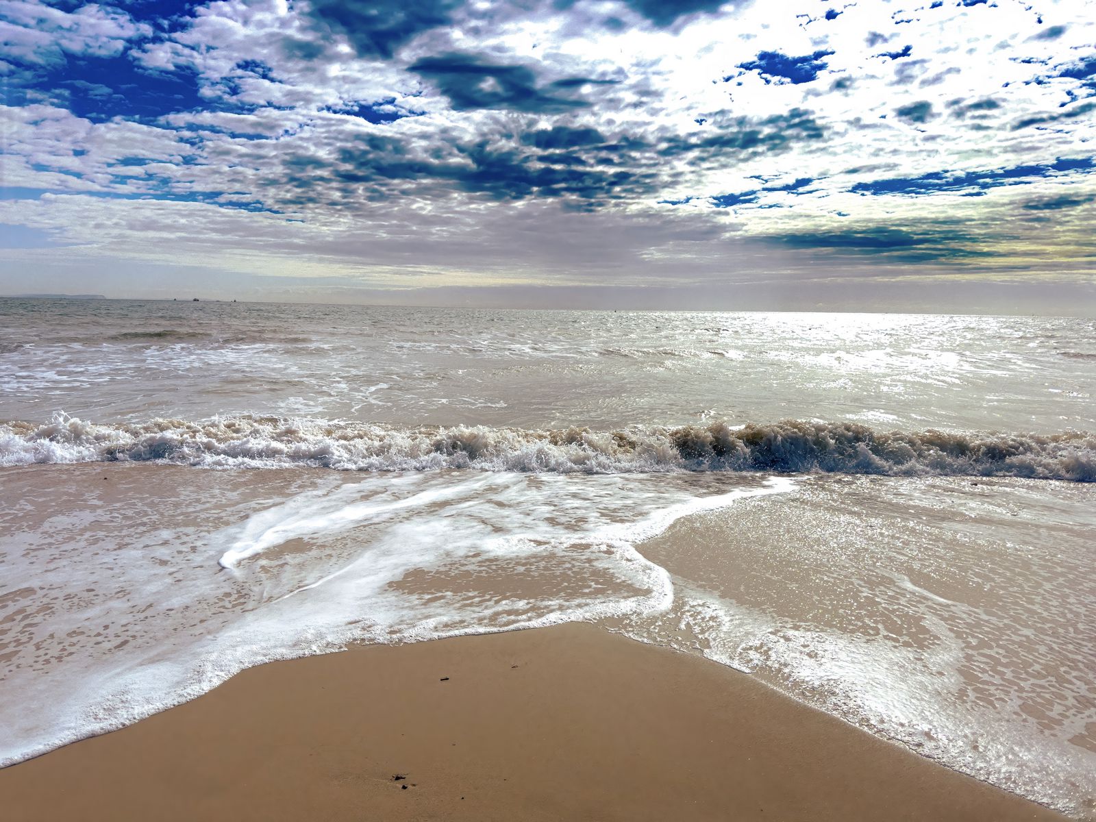 1600x1200 Wallpaper sea, ocean, waves, tide, beach, clouds