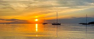 Preview wallpaper sea, pebbles, bottom, boats, sunset