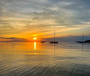 Preview wallpaper sea, pebbles, bottom, boats, sunset