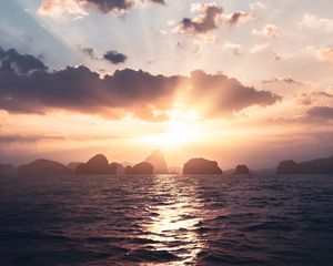 Preview wallpaper sea, rays, sun, rocks, sunset