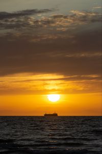 Preview wallpaper sea, ship, sunset, horizon