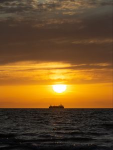 Preview wallpaper sea, ship, sunset, horizon