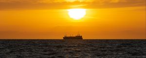 Preview wallpaper sea, ship, sunset, horizon