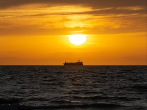 Preview wallpaper sea, ship, sunset, horizon