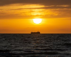 Preview wallpaper sea, ship, sunset, horizon