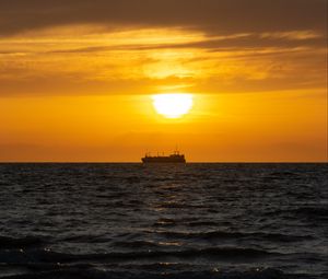 Preview wallpaper sea, ship, sunset, horizon