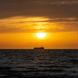 Preview wallpaper sea, ship, sunset, horizon