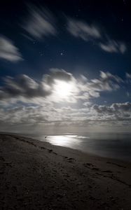 Preview wallpaper sea, shore, night, clouds, starry sky