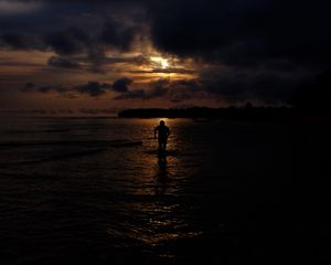 Preview wallpaper sea, silhouette, dark, run, clouds