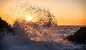 Preview wallpaper sea, splashes, foam, twilight