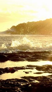 Preview wallpaper sea, splashes, waves, coast, stony, sun, light