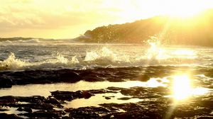 Preview wallpaper sea, splashes, waves, coast, stony, sun, light