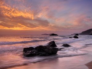 Preview wallpaper sea, stone, waves, coast, horizon, sunset