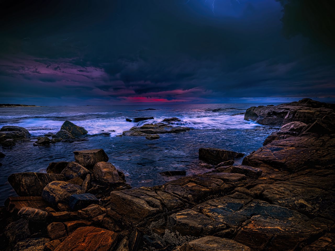 1280x960 Wallpaper sea, stones, thunderstorm, clouds, dark