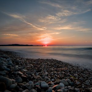 Preview wallpaper sea, sunrise, pebbles, shore, horizon