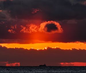 Preview wallpaper sea, sunset, clouds, cloudy, horizon, ship