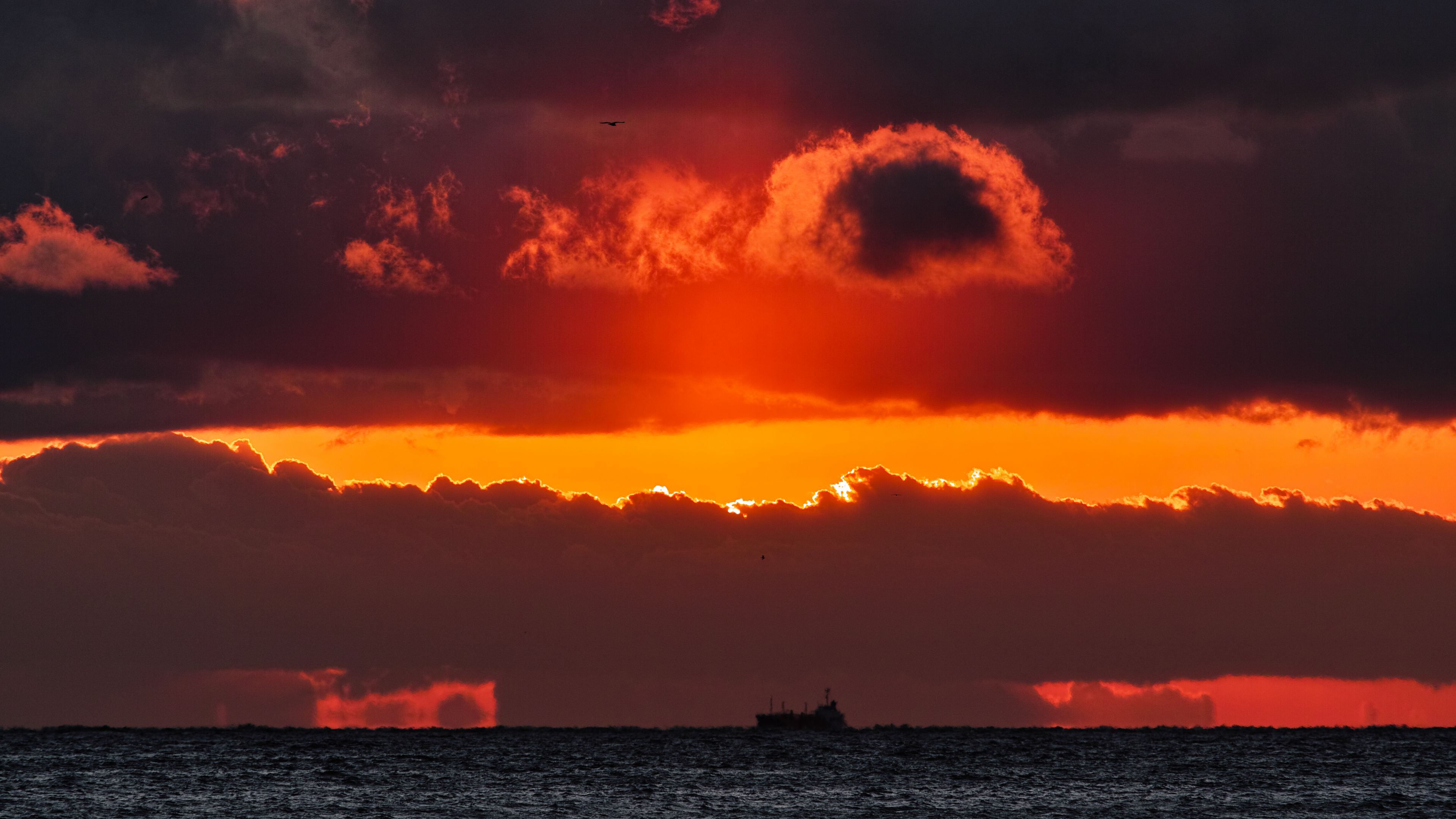 Download wallpaper 3840x2160 sea, sunset, clouds, cloudy, horizon, ship