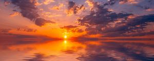 Preview wallpaper sea, sunset, horizon, sun, reflection, clouds