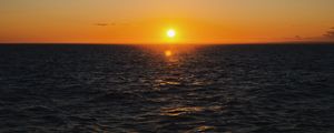 Preview wallpaper sea, sunset, horizon, water, ripples, sun