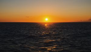 Preview wallpaper sea, sunset, horizon, water, ripples, sun