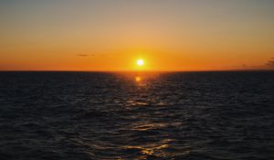 Preview wallpaper sea, sunset, horizon, water, ripples, sun