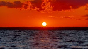 Preview wallpaper sea, sunset, horizon, waves, clouds