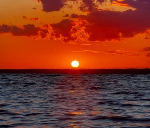 Preview wallpaper sea, sunset, horizon, waves, clouds