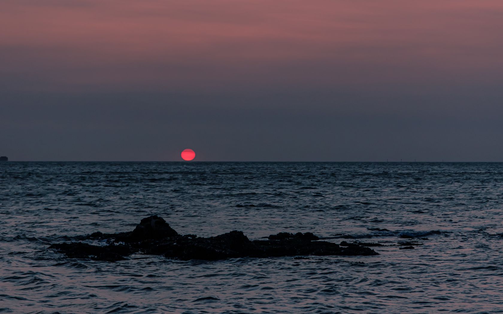 Download wallpaper 1680x1050 sea, sunset, horizon, water, rock