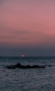 Preview wallpaper sea, sunset, horizon, water, rock