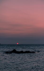 Preview wallpaper sea, sunset, horizon, water, rock