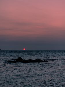 Preview wallpaper sea, sunset, horizon, water, rock