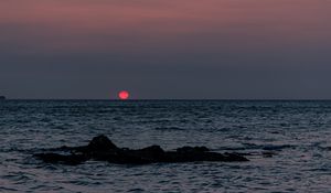 Preview wallpaper sea, sunset, horizon, water, rock