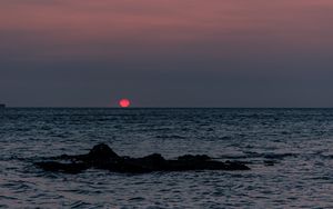 Preview wallpaper sea, sunset, horizon, water, rock