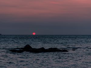 Preview wallpaper sea, sunset, horizon, water, rock