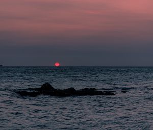 Preview wallpaper sea, sunset, horizon, water, rock