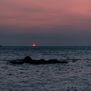 Preview wallpaper sea, sunset, horizon, water, rock