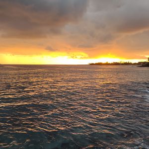 Preview wallpaper sea, sunset, horizon, pebbles