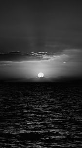Preview wallpaper sea, sunset, horizon, sun, waves, black and white