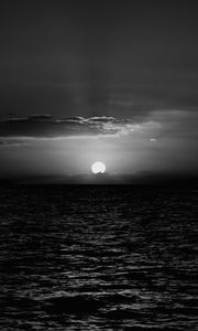 Preview wallpaper sea, sunset, horizon, sun, waves, black and white