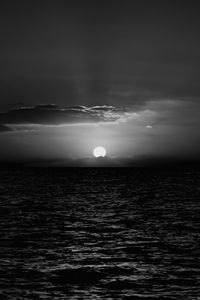 Preview wallpaper sea, sunset, horizon, sun, waves, black and white