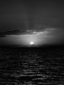 Preview wallpaper sea, sunset, horizon, sun, waves, black and white