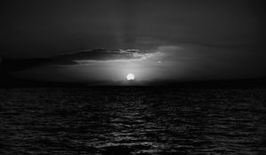 Preview wallpaper sea, sunset, horizon, sun, waves, black and white