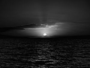 Preview wallpaper sea, sunset, horizon, sun, waves, black and white